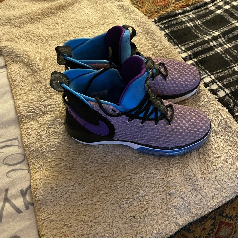 Mens’ “Liberty of Bounce” basketball shoes